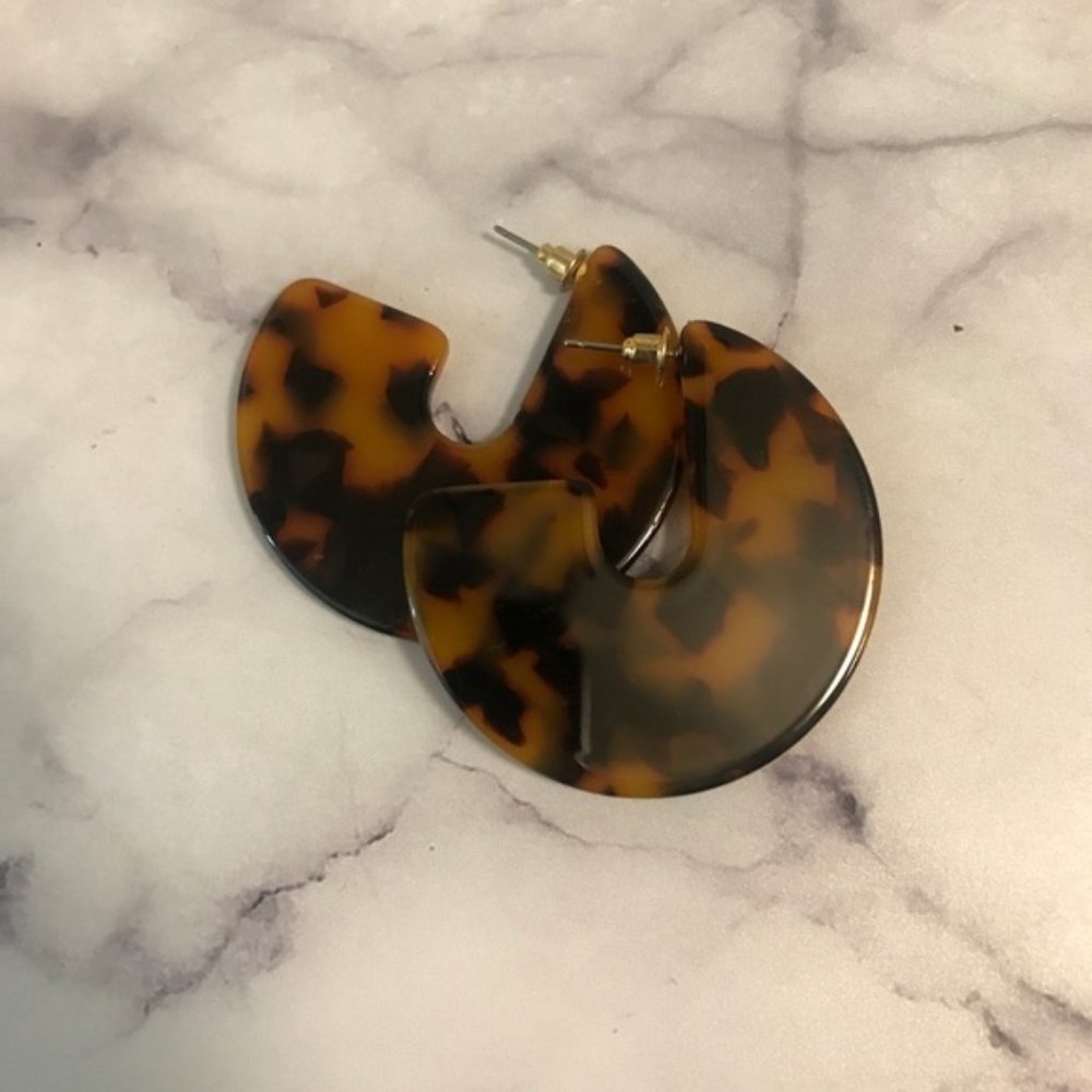 Faux Tortoise Shell Earrings - Picture 5 of 6